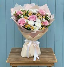 Букет цветов из:  Гвоздики, Орхидеи и Розы в Мулловке