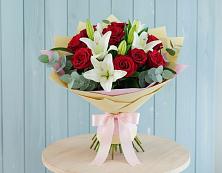 Букет цветов из:  Лилии и Розы в Мулловке