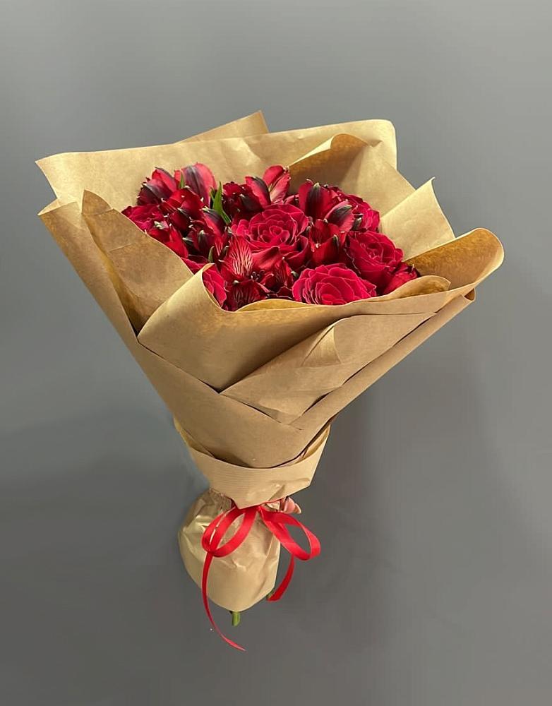 Букет цветов из: Альстромерии и Розы в Мулловке