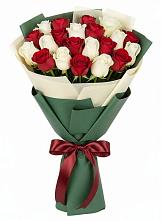 Букет Микс из красных и белых роз в Мулловке