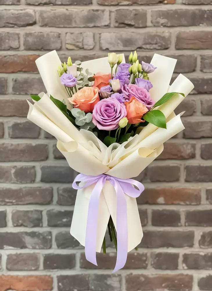 Букет цветов из: Лизиантусы и Розы в Мулловке