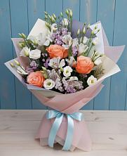 Букет цветов из:  Лизиантусы, Розы, Альстромерии и Гипсофила в Мулловке