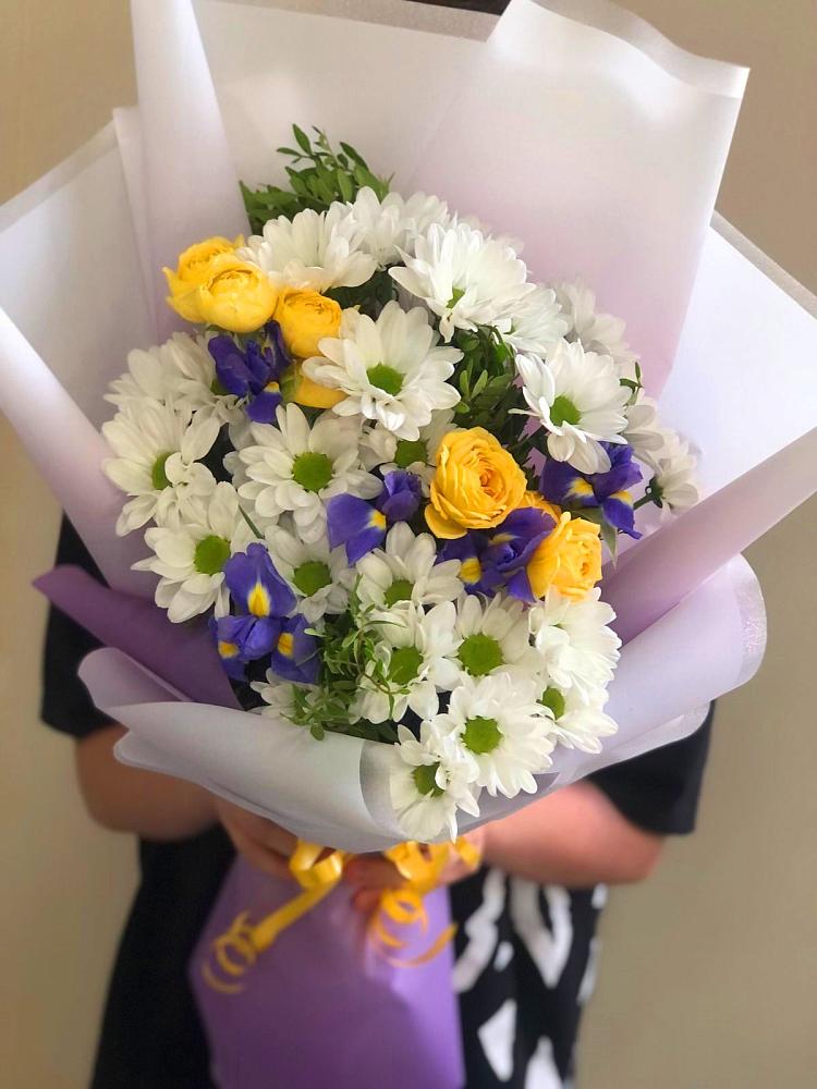 Букет цветов из: Ирисы, Хризантемы и Розы в Мулловке