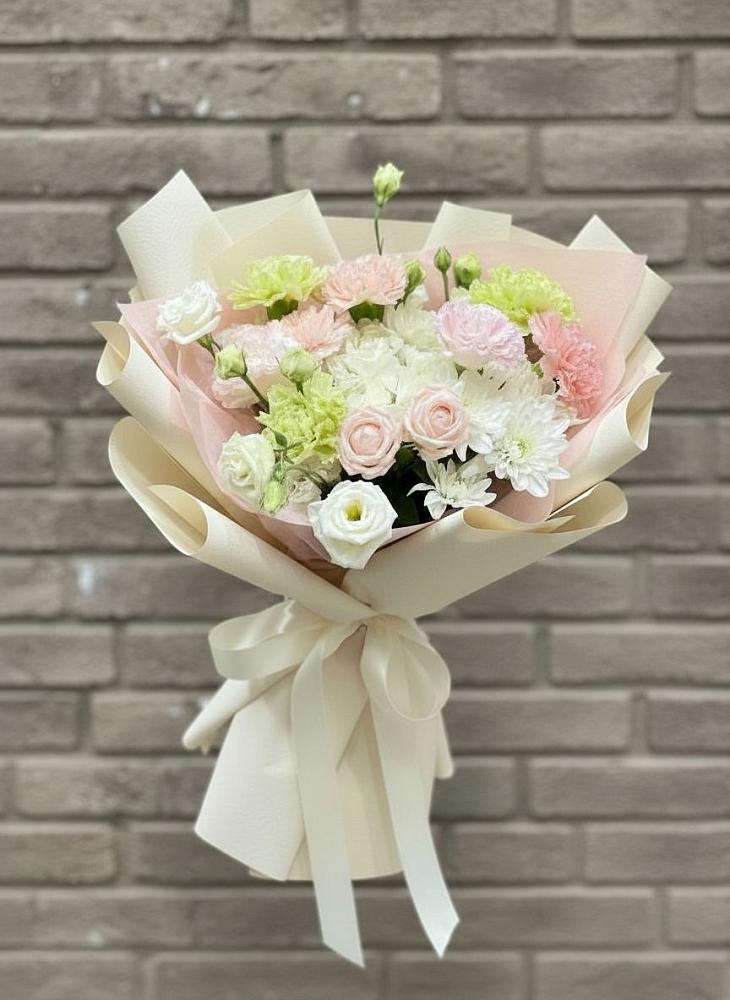 Букет цветов из: Гвоздики, Розы, Лизиантусы и Хризантемы в Мулловке