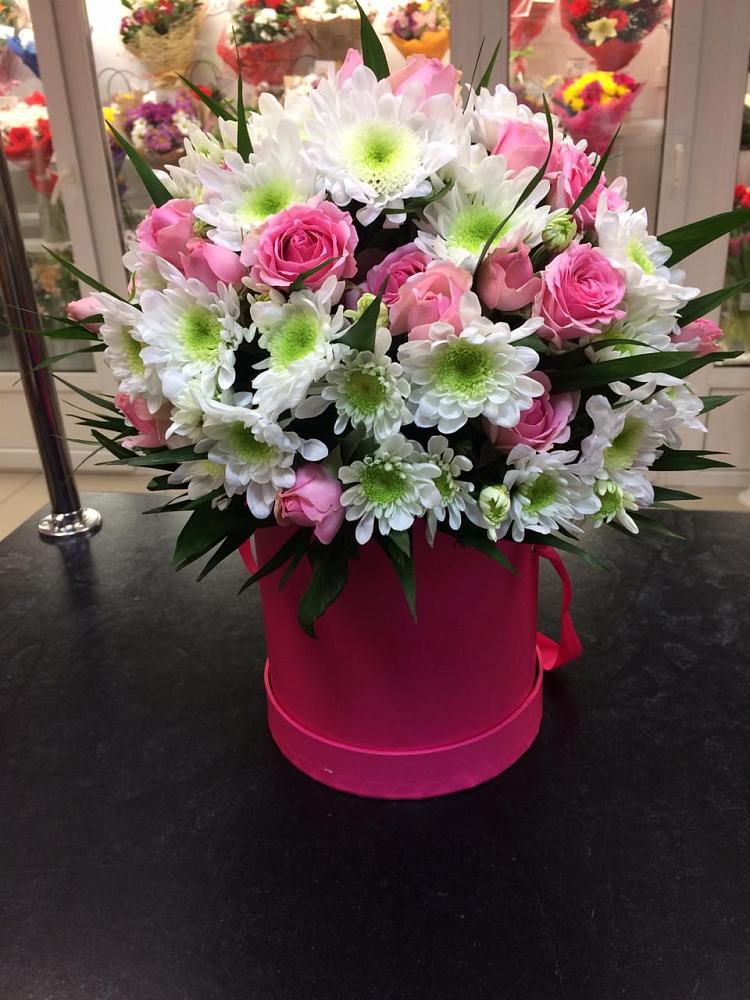 Цветочная композиция из Розы и Хризантемы в шляпной коробке в Мулловке